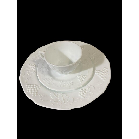 Indiana Colony Harvest grape milk glass Dinner Plate Saucer And Cup Vintage Set - Picture 2 of 9